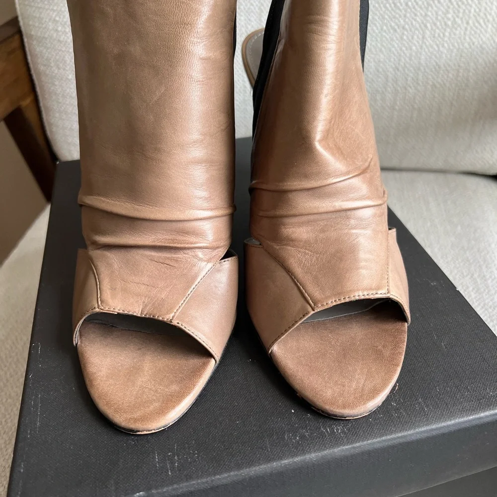VINCE CAMUTO VADO Tan Black leather Wedge Sandal size 9